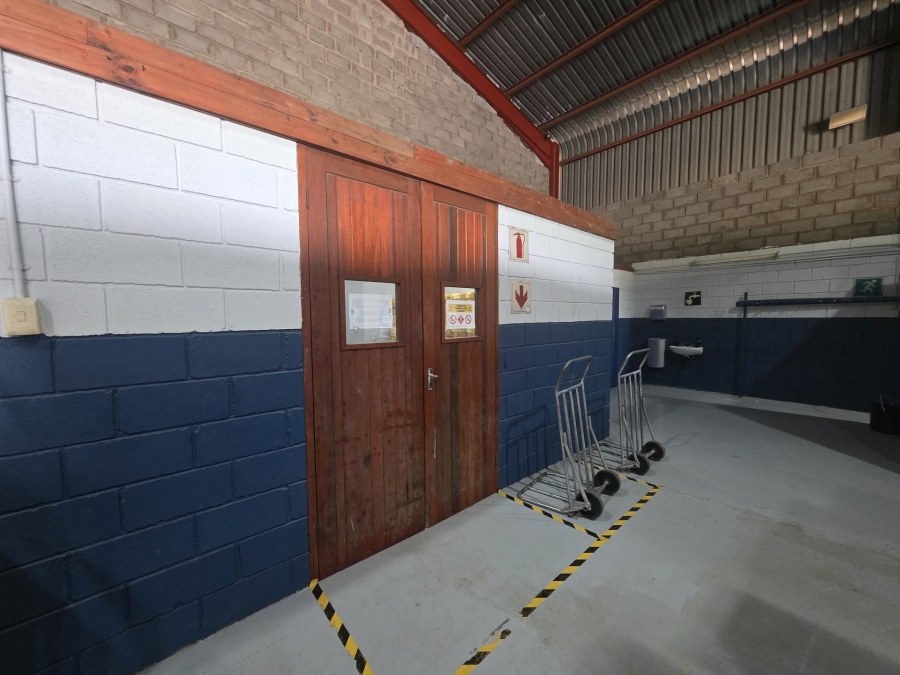 To Let Commercial Property for Rent in Beacon Bay North Eastern Cape